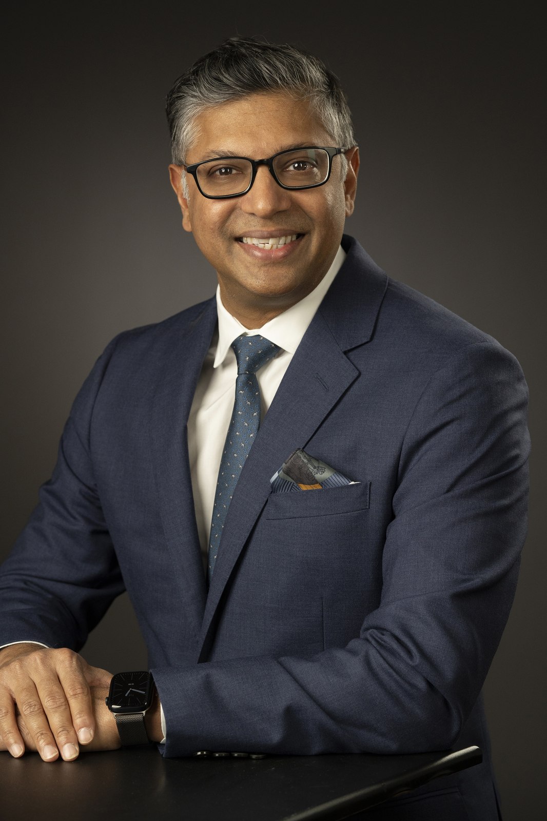 A sharp, LinkedIn-ready executive headshot by Len Marks Photography